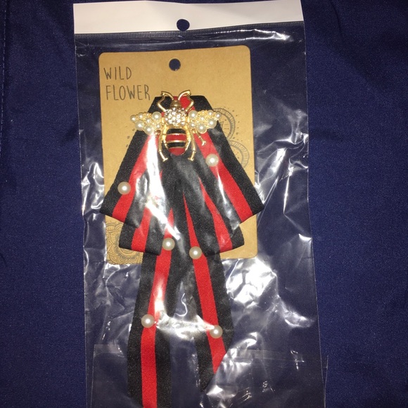 Bee Pendant - Picture 2 of 3